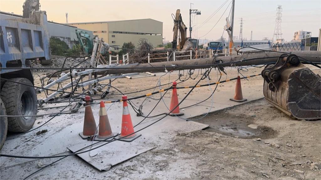 高雄八涳橋土方車「勾斷電線」　逾1600戶一度停電