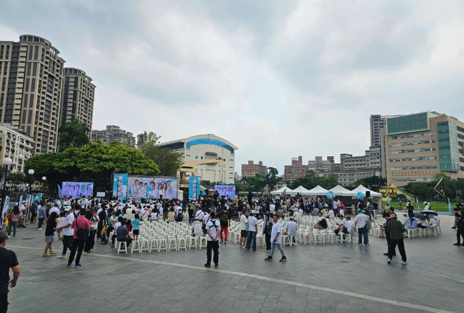 黃國昌造勢場「5千人在家蹲YT直播」現場超空！四叉貓曬照「估算實際人數」