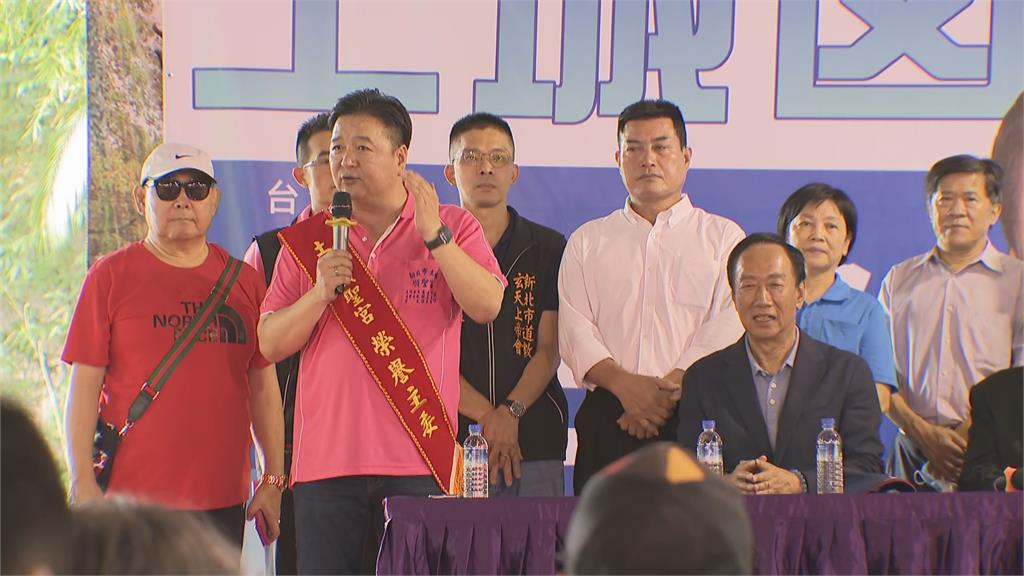 快新聞/尷尬!郭台銘台上合體林金結 台下卻見侯友宜與林金結合照礦泉水