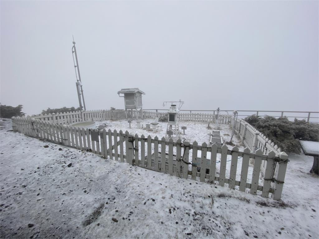 快新聞/玉山降下2022年第一場雪! 冰霰積0.5公分化為銀白世界