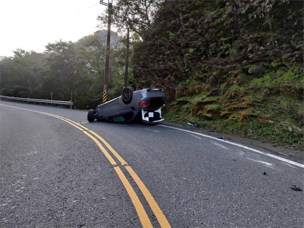 快新聞/近400萬BMW疾速自撞山壁 車體「四腳朝天」慘況曝光
