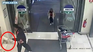 超市光頭男突「強抱、拉腿」公然擄人！1歲童尖叫「慘斷腿」完整畫面曝光