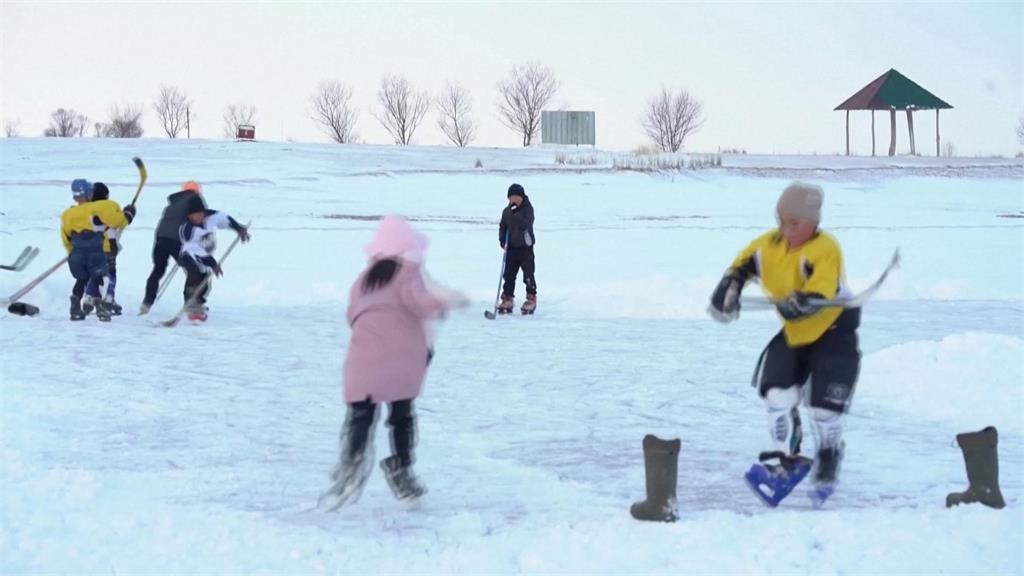吉爾吉斯湖泊變天然冰場　冰上曲棍球成熱門運動