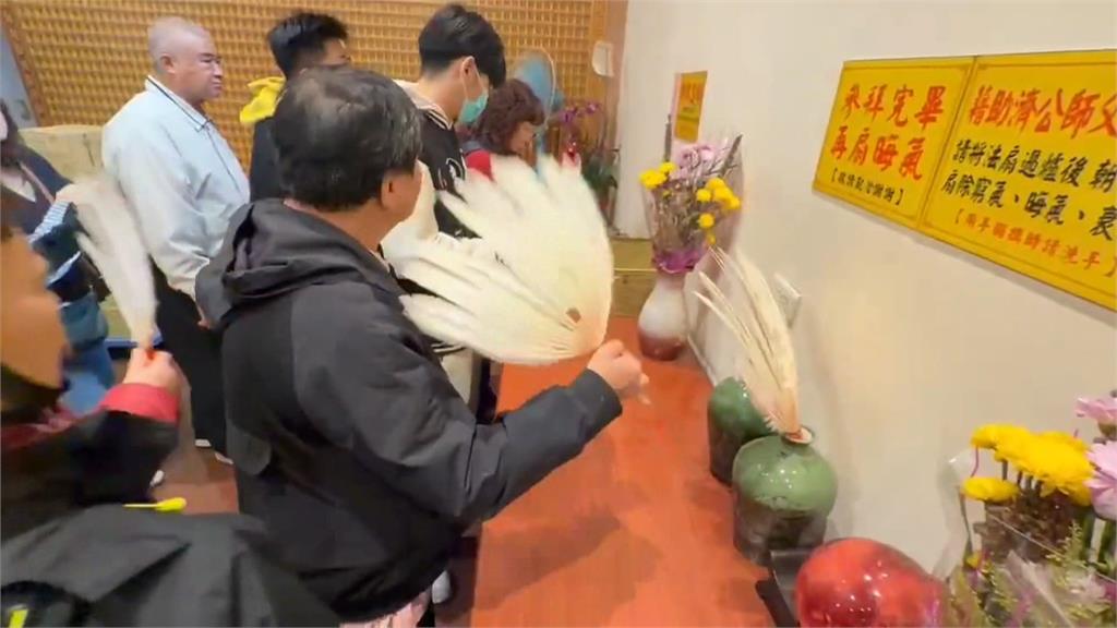 初四迎財神！　旗山財神廟發射「鈔票大砲」引眾人開搶