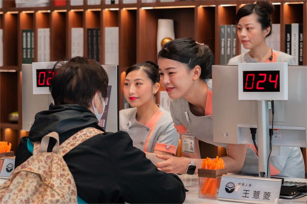 連鎖中醫集團釋上百職缺搶醫護人才 應屆生搶先入職 發早鳥獎勵金最高8,000元