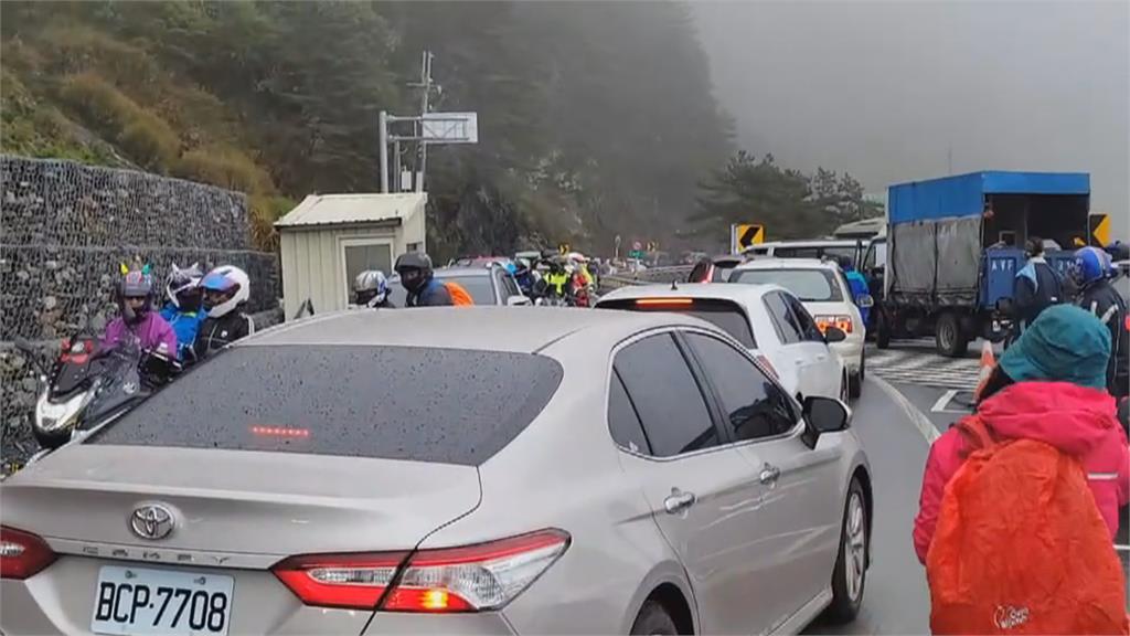 標高2722公尺 南橫大關山隧道前號誌燈全台最高