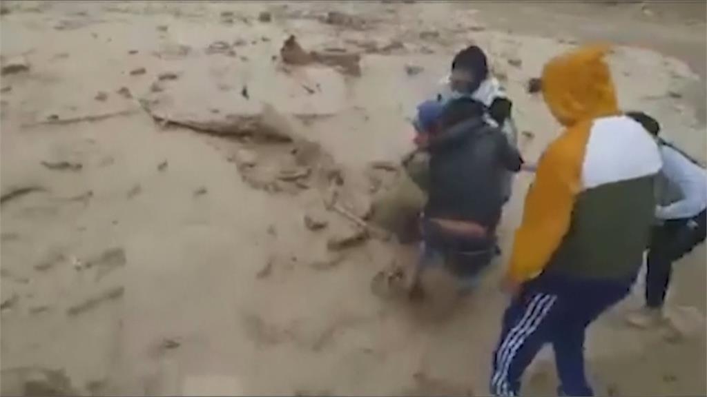 驚悚！秘魯豪雨引爆土石流　男子失足跌落滾滾泥流獲救
