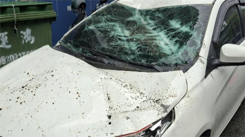高雄三民區鷹架墜落　路旁車輛遭砸毀肇事人還是車主兒