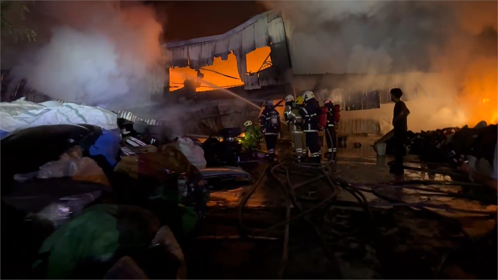 最新／台南驚傳爆炸聲！工廠晚間竄火舌「逾10員工受困」　消防增派人手搶救