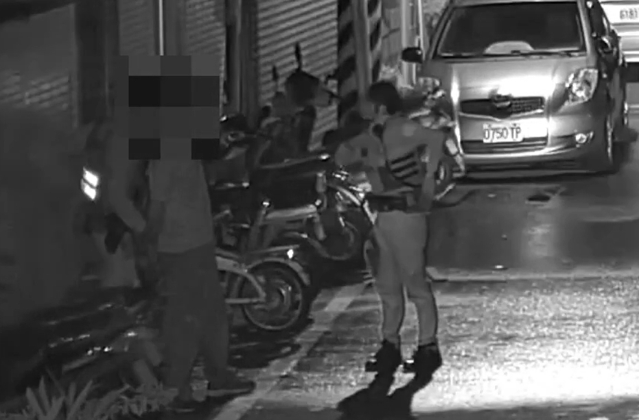 不滿清晨灑水被制止!花蓮男子持棍棒猛砸鄰居大門