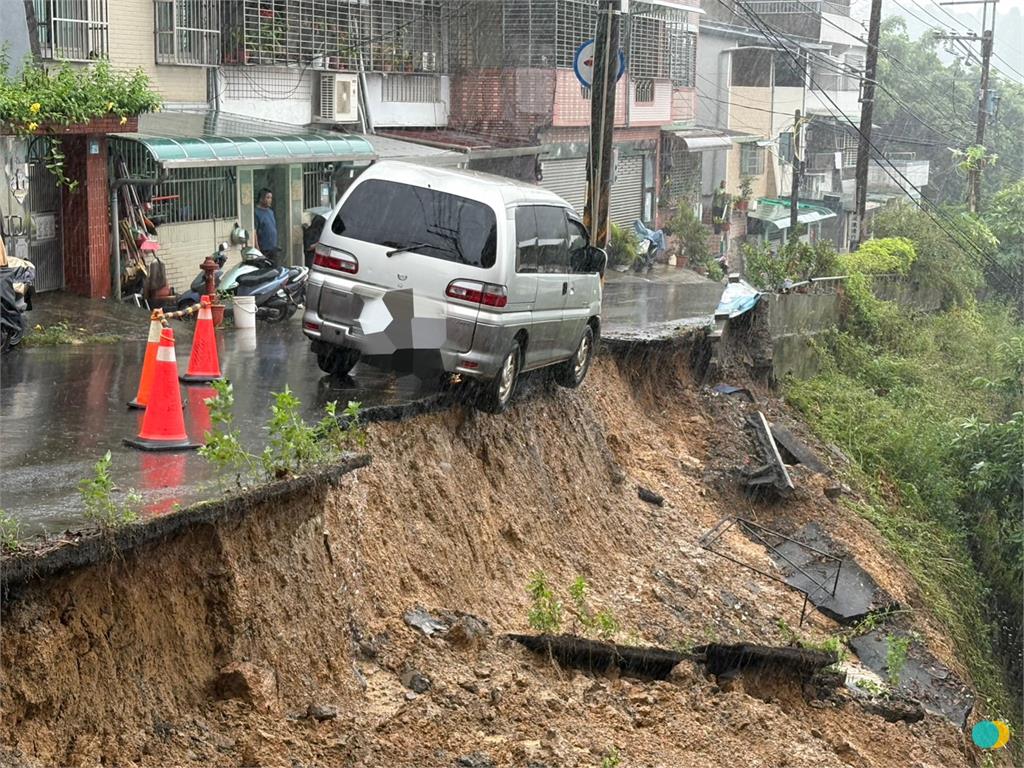 三峽邊坡驚傳土石滑落!「小貨車險墜落砸民宅」畫面曝光警急封鎖現場