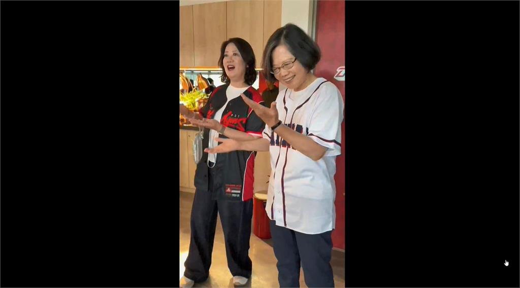 台美友好之夜！蕭美琴擔任開球嘉賓　蔡英文穿「67號球衣」驚喜現身