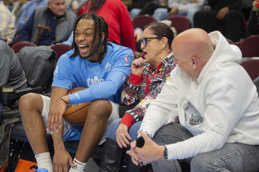 NBA(影)/騎士主場籃框壞比賽延後 Jarrett Allen秀絕技娛樂球迷