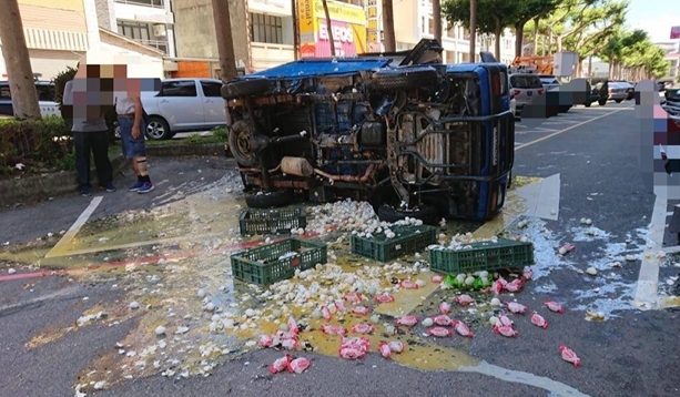 苗栗蛋車被撞翻萬顆雞蛋破裂　蛋液流滿地！熱燙柏油路快將蛋煎熟