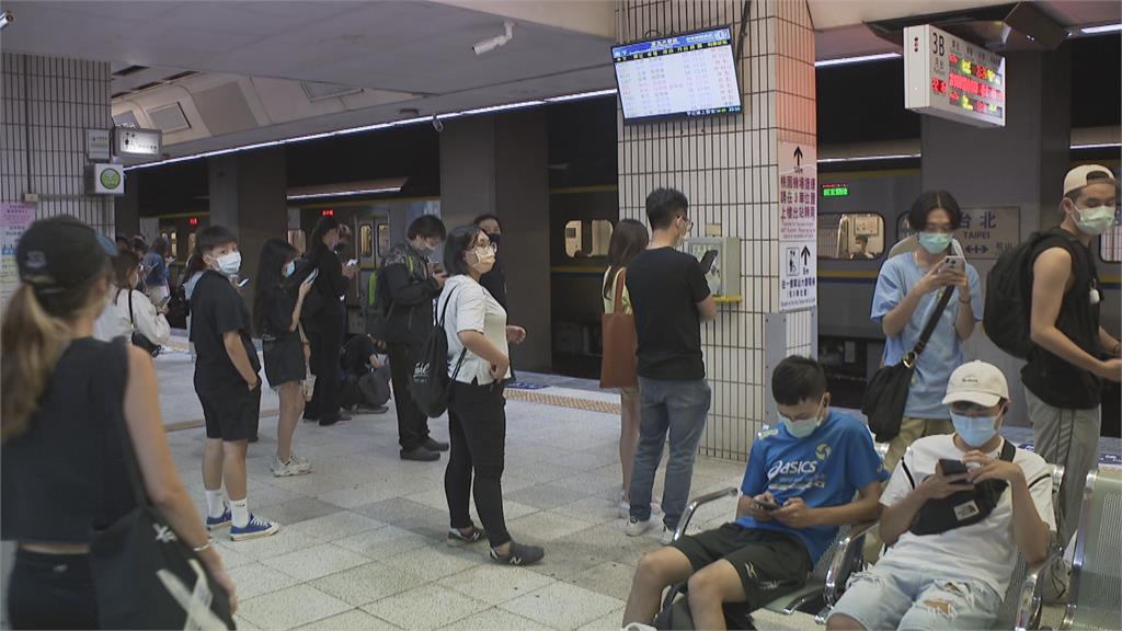 台鐵松山-台北段電車線脫落　列車延誤近1小時
