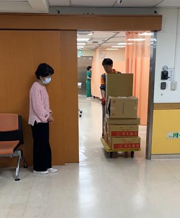 快新聞/柯文哲開完刀了! 陳佩琪孤身一人恢復室外等待