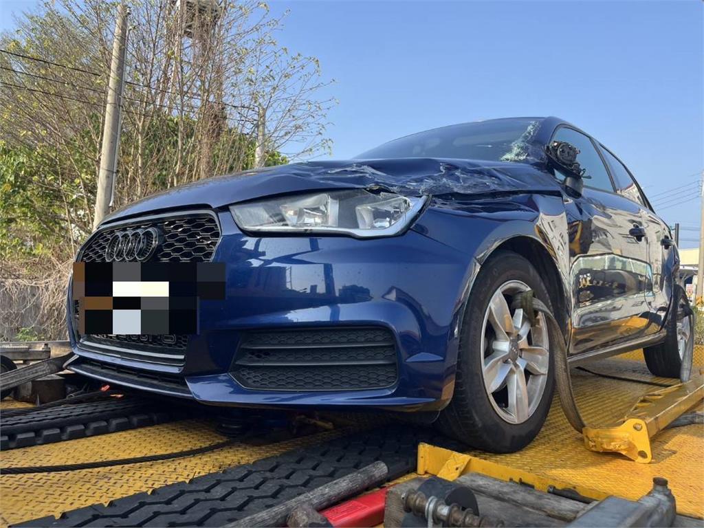 快新聞/半聯結車屁股遭「猛親」!國1爆3車撞 轎車車頭凹陷變形畫面曝