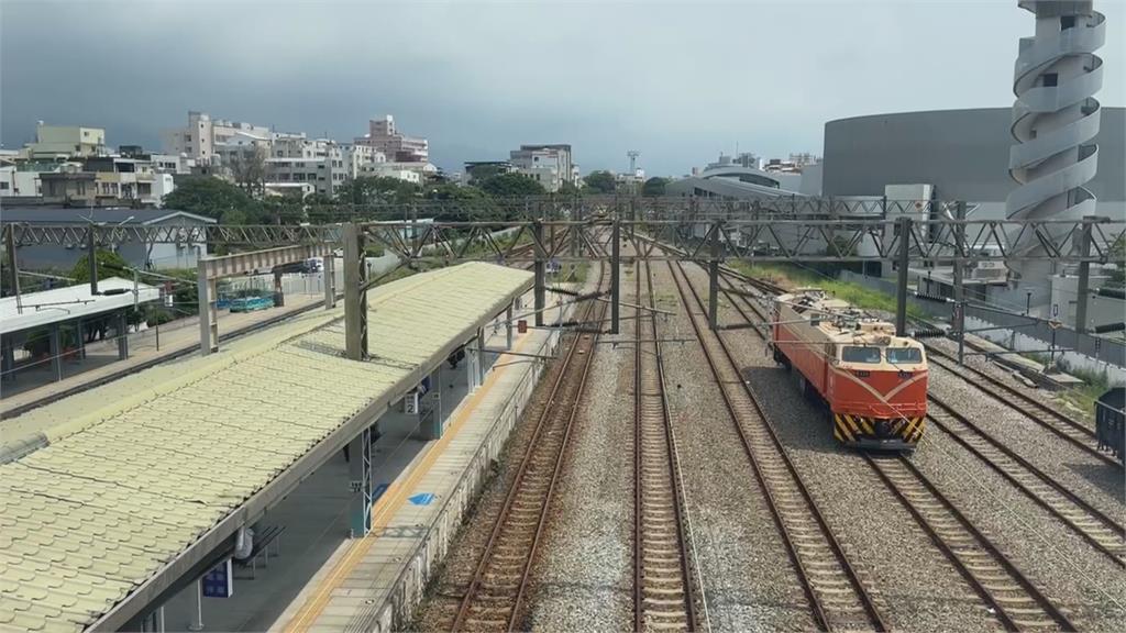 拿命開玩笑! 苗栗火車站66歲阿伯 沒錢沒車票「徒步穿越鐵軌」驚險畫面曝