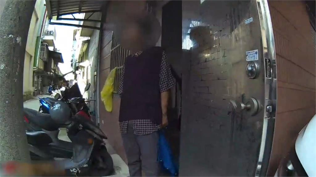 嚇人!持刀猛刺機車坐墊 男狂笑道歉:只是想表演削空氣蘋果