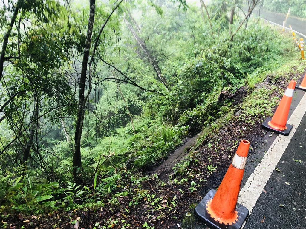 快新聞／連人帶車「跌落山谷」求救　夫妻靠警笛奇蹟獲救
