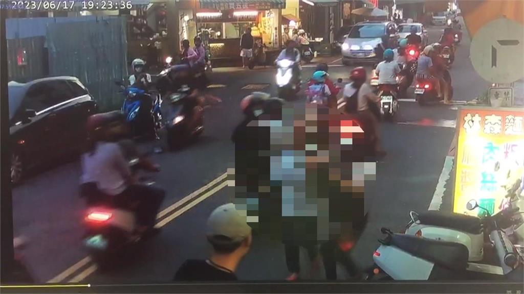 太恐怖! 屏東一名女子遭男子當街毆打並拉扯頭髮