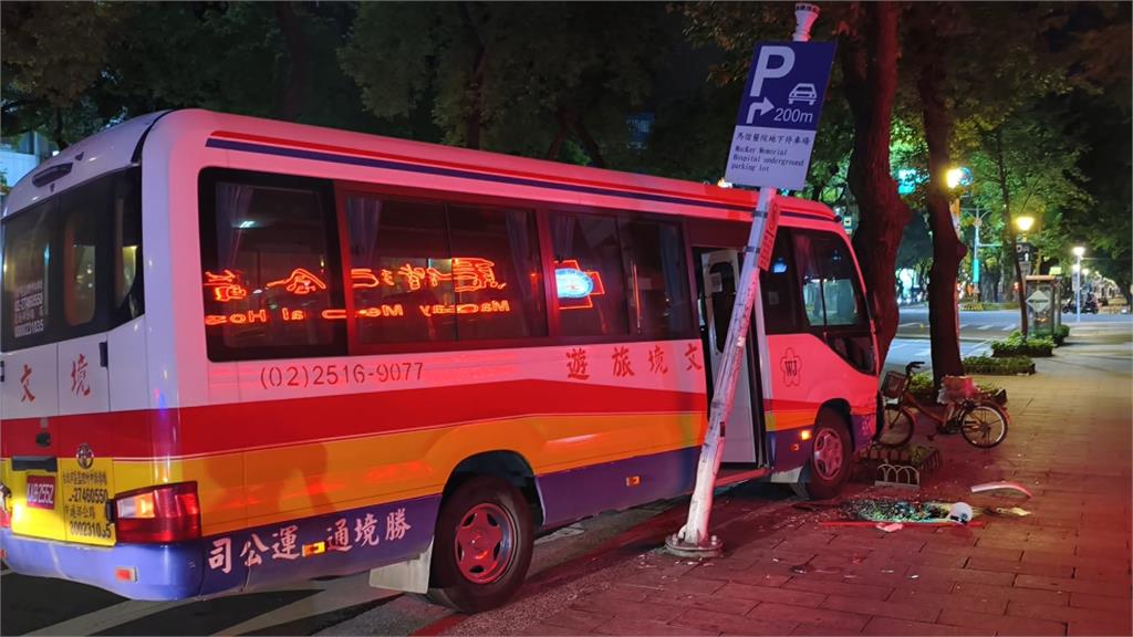 操作不慎誤踩油門 馬偕醫院交通車自撞!車上兩員工傷勢曝