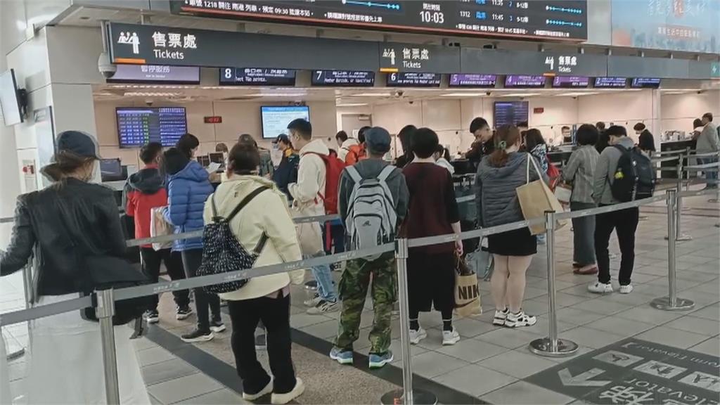 澎湖馬公民眾排候補 台高鐵湧入北返人潮