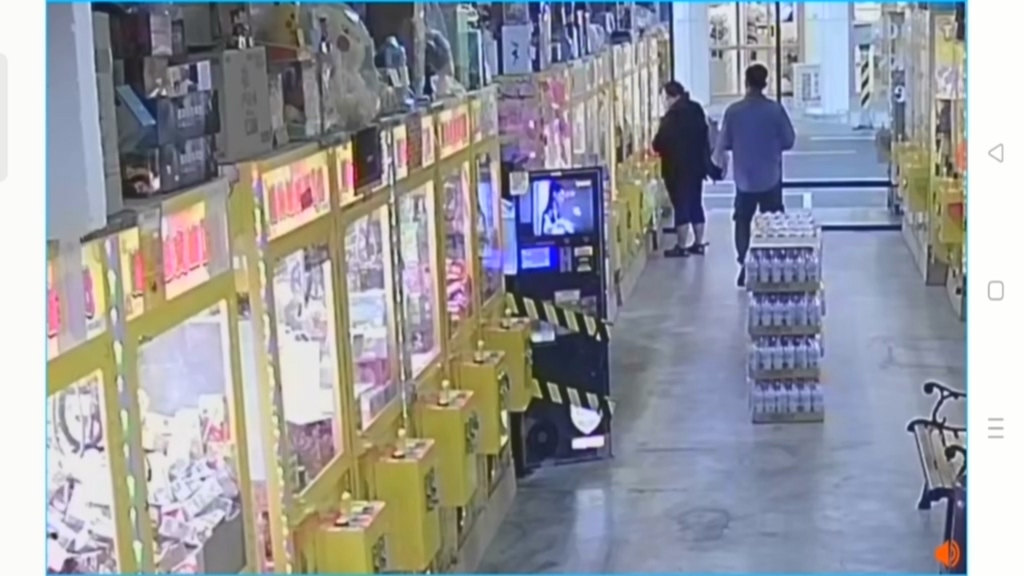 女持50元偽幣洗真幣「踢鐵板」落網 警在住所查獲1800多枚偽幣