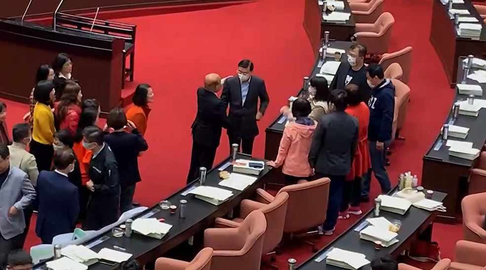 快新聞／蘇貞昌進立院受掌聲簇擁！　還與曾銘宗握手致意