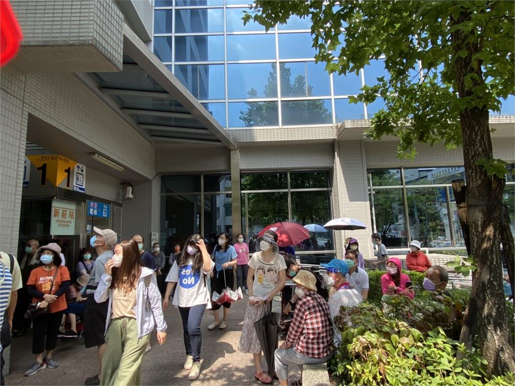 快新聞/長輩頂大太陽排隊打疫苗人龍綿延數百公尺 新北市府道歉了