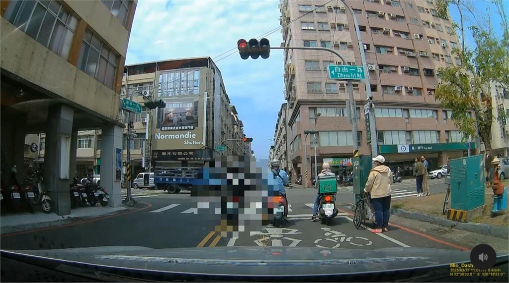高雄騎士疑似不滿被超車 奇葩「繞車逼車」下場慘了
