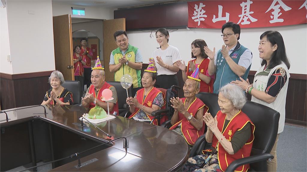 美女主播劉方慈中秋送暖　南下探望、慷捐12萬照顧孤老