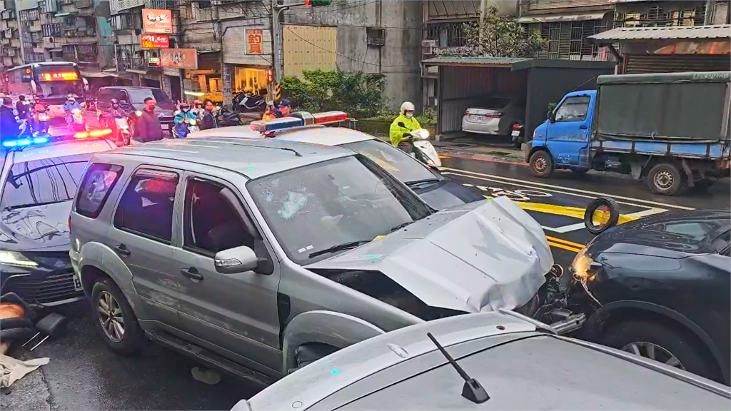 快新聞／基隆偷車男市區狂飆「連撞5車」　中山高中前遭警破窗壓制