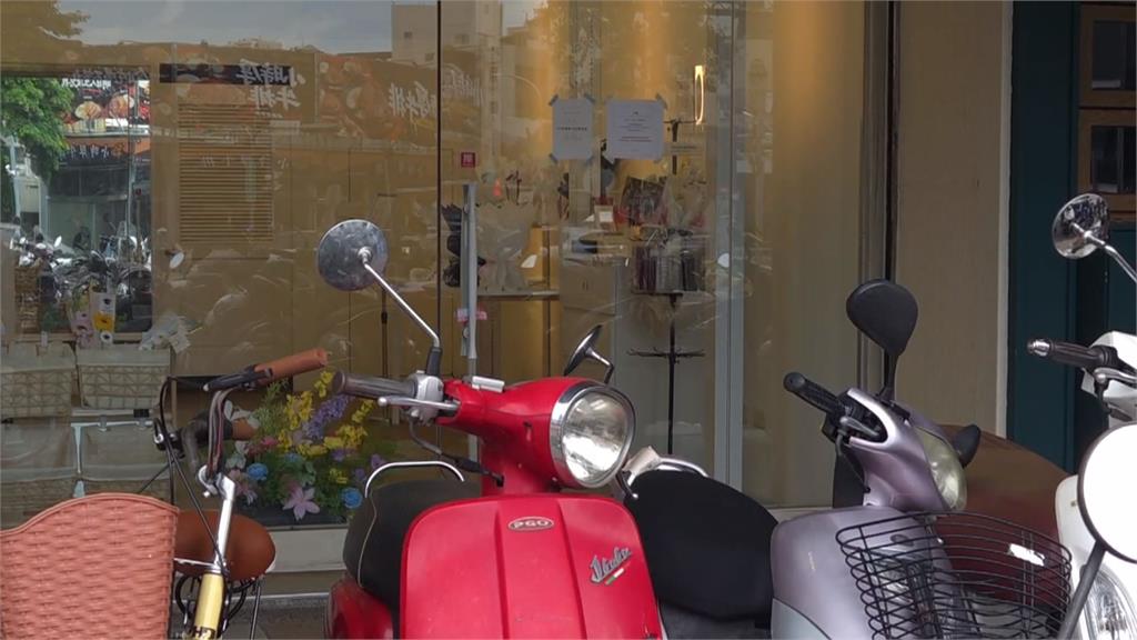 囂張！婦人闖無人花店試圖打開保險櫃　得手"裝花手提袋"