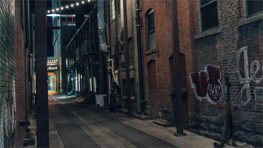 27歲女醫抄近路「夜巷被侵犯40分鐘」!逃出求救「噁男庭上竟又出手」法官怒了