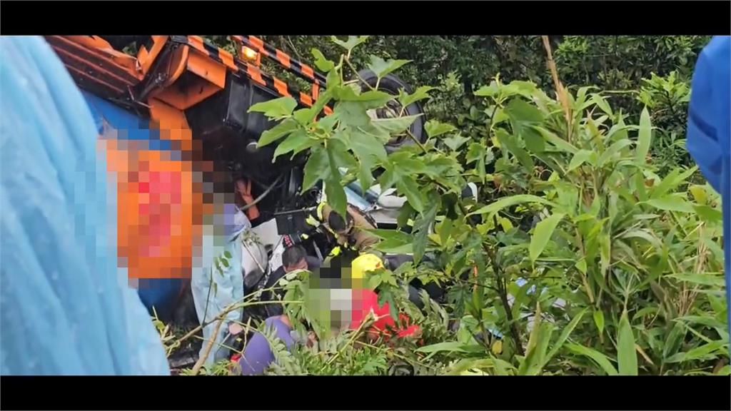天雨路滑！　花蓮預拌水泥車「翻落邊坡」　「四輪朝天」駕駛受困１小時獲救