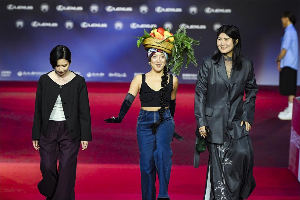 金曲37／李竺芯正面開大招「頂超巨芒果」登紅毯！ØZI深V西裝帥翻全場