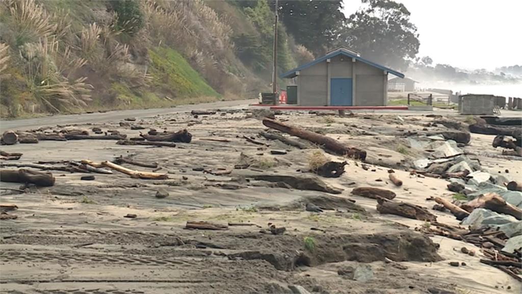 加州碼頭不敵巨浪遭沖毀「3人落海」 當局封鎖海灘善後