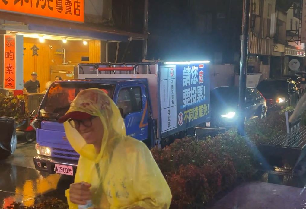 傅崐萁找韓國瑜站台! 隔日花縣議長張峻刊登廣告籲罷傅