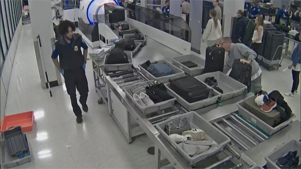 旅客行李通過X光機掃描　美2安檢人員聯手行竊