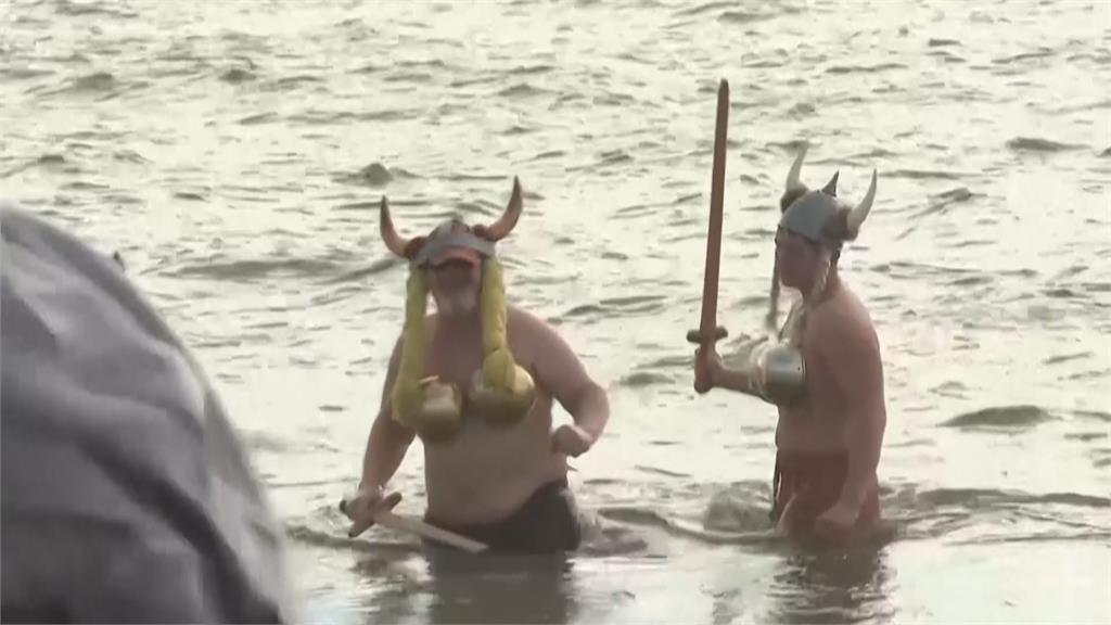 美國紐約康尼島「元旦冬泳」 數千人跳海迎新年