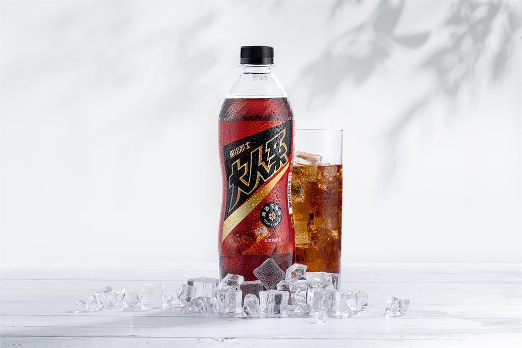 「陳桂林」便當新絕配!代言人阮經天拍片現場爽喝「大人系」沙士