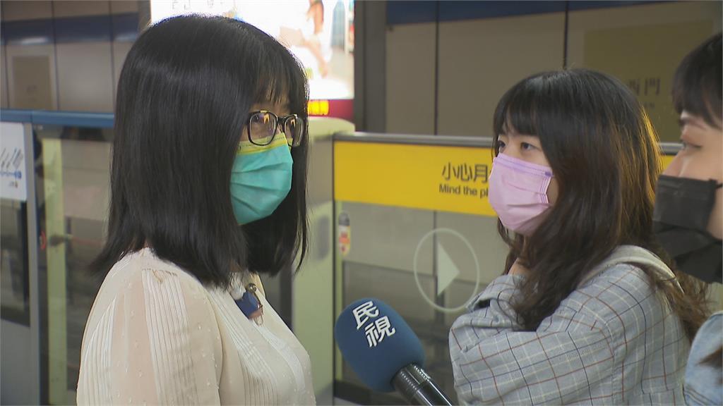恐怖!阿伯搭捷運突拿出剪刀 乘客嚇壞逃竄