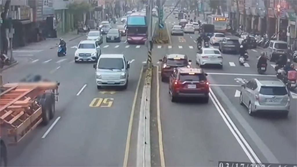 桃園母載1歲女疑「鑽車縫」遭拖板車輾過　2命危搶救中