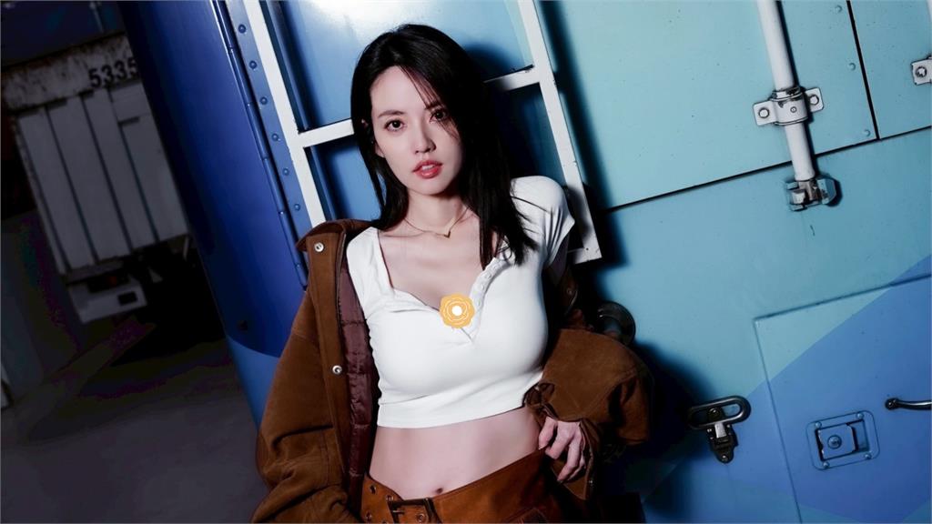 阿諾「緊身衣露腰」球賽應援片爆紅！超美胸型讓網友問：在哪做的？