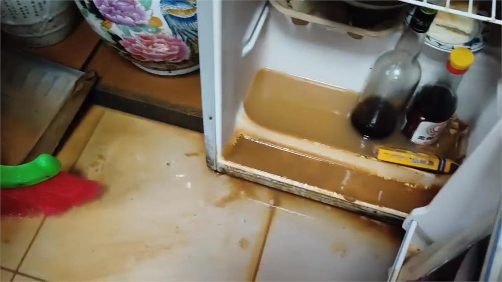金門又淹了!馬路水淹及膝 警冒雨徒手清水溝