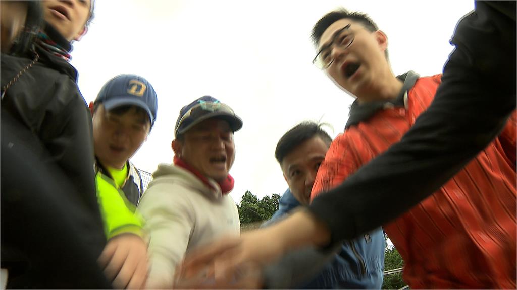不分藍綠! 洪健益、詹為元組「人民公僕隊」 參戰2025雙北世壯運壘球