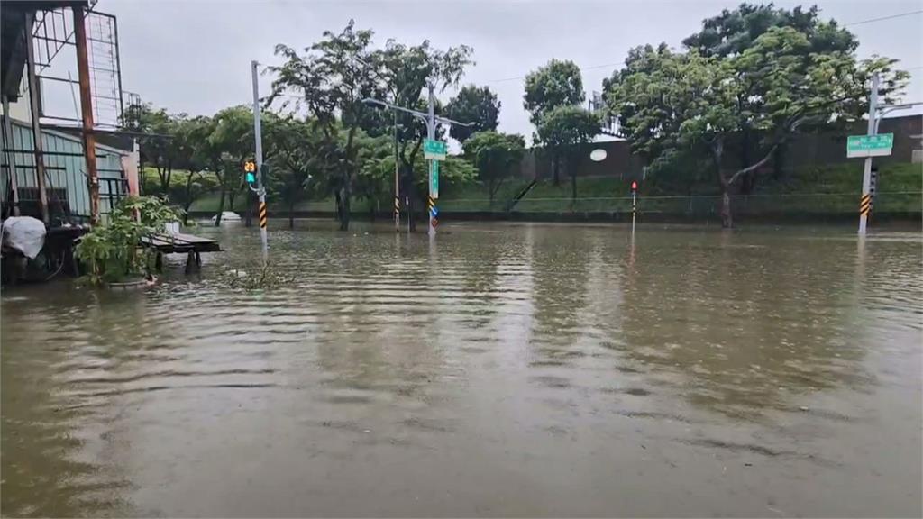 豪雨狂炸！台南古蹟大東門工程倒　鷹架、石塊散落道路