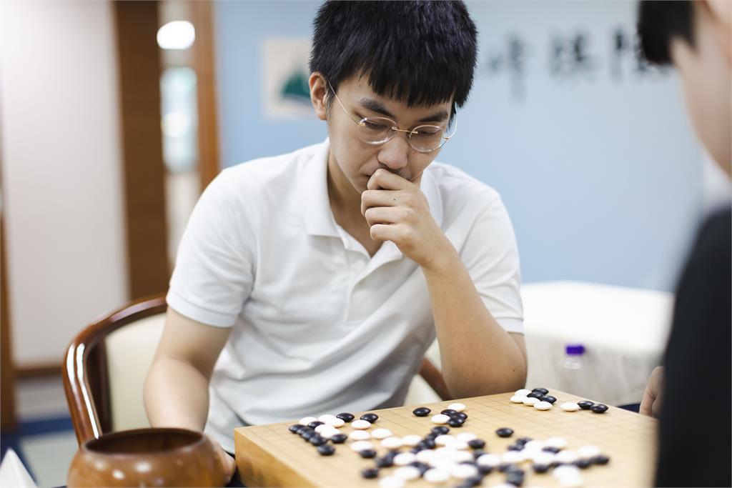 快新聞/人生如棋、落子無悔! 文總《匠人魂》紀錄黑嘉嘉與許皓鋐職涯「最好一著」