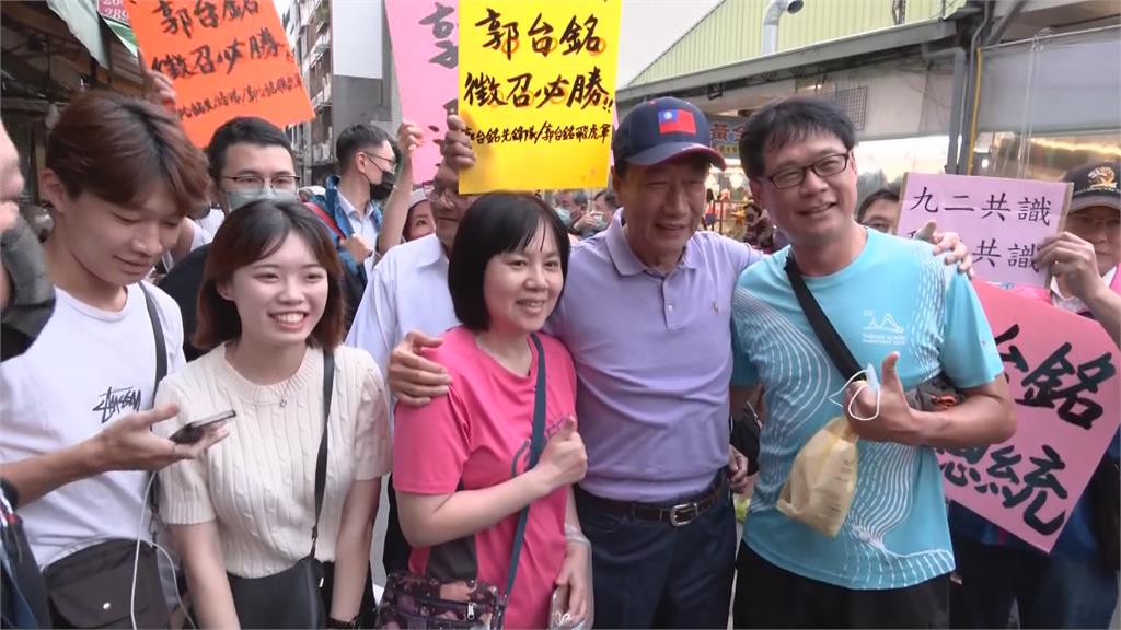 郭台銘走訪台南拜會　拒絕「九二共識」看板簽字